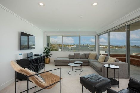 Photo of property in 225 Lake Terrace, Waipahihi, Taupo, 3330