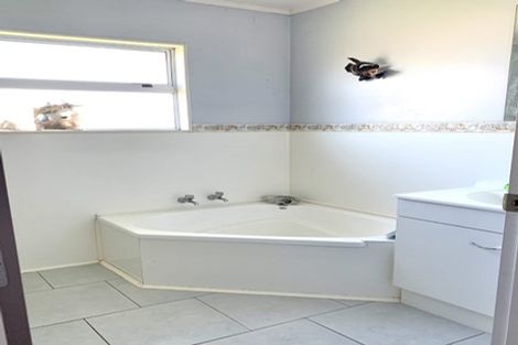 Photo of property in 28 Leeton Drive, Waipukurau, 4200