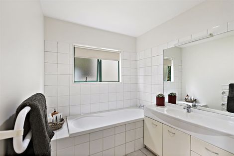 Photo of property in 1/8 Carrigans Close, Pinehill, Auckland, 0632