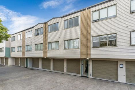 Photo of property in The Haven, 4/120 Beach Haven Road, Beach Haven, Auckland, 0626