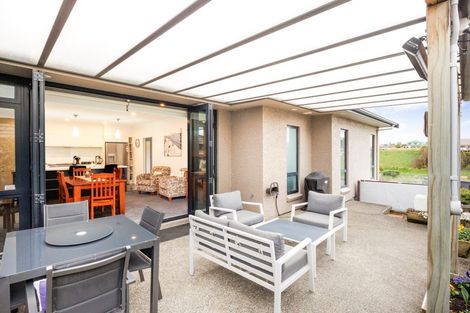 Photo of property in 7 Vaucluse Heights, Fitzherbert, Palmerston North, 4410