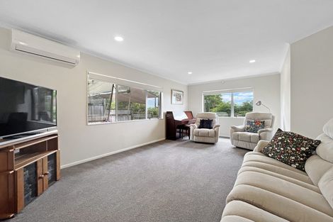 Photo of property in 8a Hauraki Crescent, Pinehill, Auckland, 0632