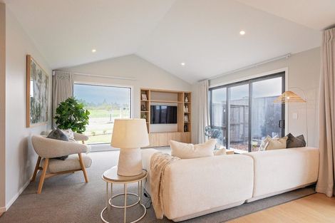 Photo of property in 1 Metoriti Crescent, Karaka, 2124