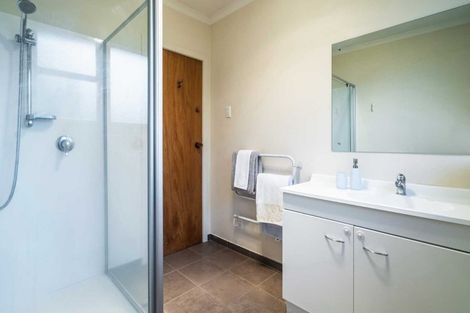 Photo of property in 2 Nutsey Avenue, Northcote, Auckland, 0627