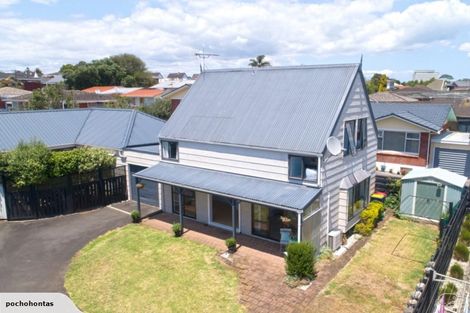 Photo of property in 2/8 Shakespeare Road, Milford, Auckland, 0620