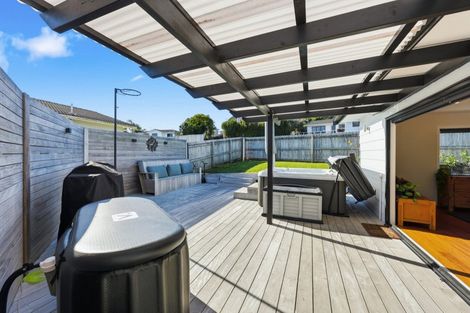 Photo of property in 64 Robbies Road, Shelly Park, Auckland, 2014