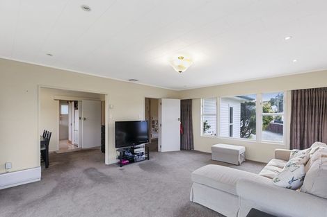 Photo of property in 31 Brooker Grove, Newlands, Wellington, 6037
