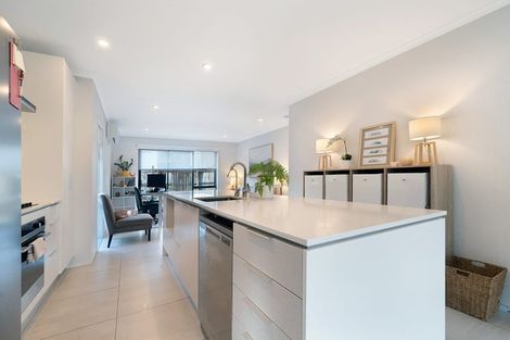 Photo of property in 16 Waimoana Close, Massey, Auckland, 0614