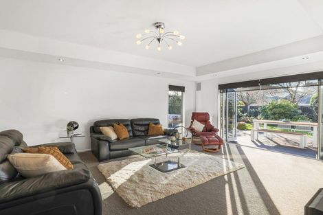 Photo of property in 76 Willowview Drive, Redwood, Christchurch, 8051