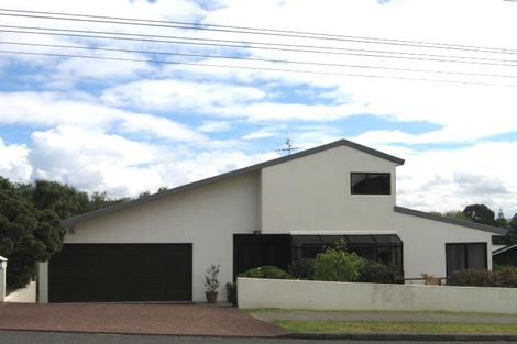 Photo of property in 17 Avonleigh Road, Green Bay, Auckland, 0604