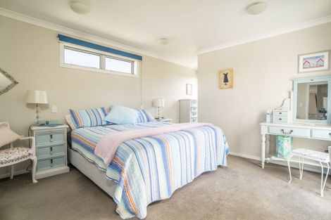 Photo of property in 107 Kenmore Street, Newlands, Wellington, 6037