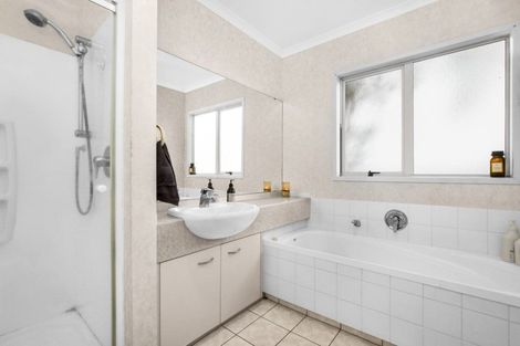 Photo of property in 5 Magic Way, Randwick Park, Auckland, 2105