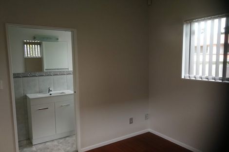 Photo of property in 11 Potter Avenue, Northcote, Auckland, 0627