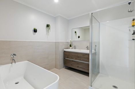 Photo of property in 60 Roberts Road, Matakatia, Whangaparaoa, 0930