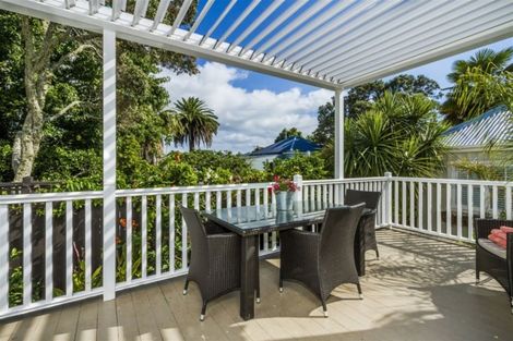 Photo of property in 17 Albert Road, Kelston, Auckland, 0602