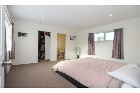 Photo of property in 40 Roberts Road, Glenfield, Auckland, 0629