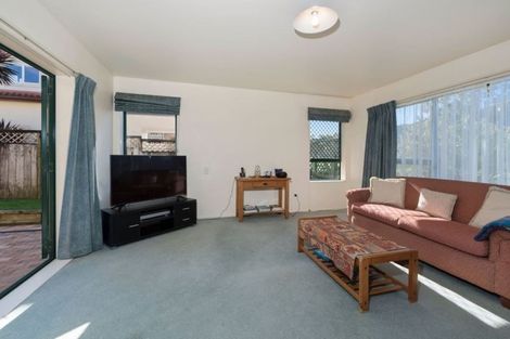 Photo of property in 8 Vinograd Drive, Te Atatu Peninsula, Auckland, 0610