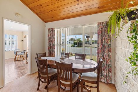 Photo of property in 2 Beech Place, Hawera, 4610