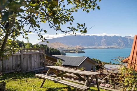 Photo of property in 48 Wynyard Crescent, Fernhill, Queenstown, 9300