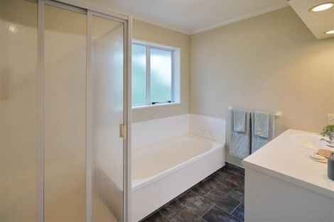 Photo of property in 33 Peer Street, Upper Riccarton, Christchurch, 8041