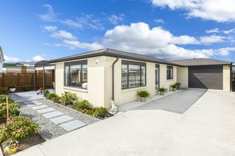 Photo of property in 8a Savage Crescent, Upper Hutt Central, Upper Hutt, 5018