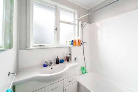 Photo of property in 4 Grainger Road, Te Atatu South, Auckland, 0610