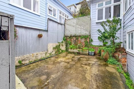 Photo of property in 8 Rixon Grove, Mount Victoria, Wellington, 6011