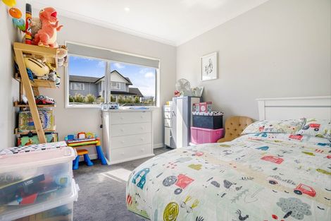 Photo of property in 16 Walter Ruddock Avenue, Kumeu, 0810