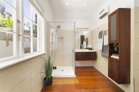 Photo of property in 5a Raroa Road, Kelburn, Wellington, 6012