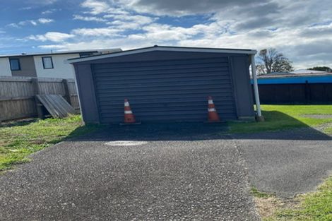 Photo of property in 32 Farnborough Crescent, Mangere, Auckland, 2022