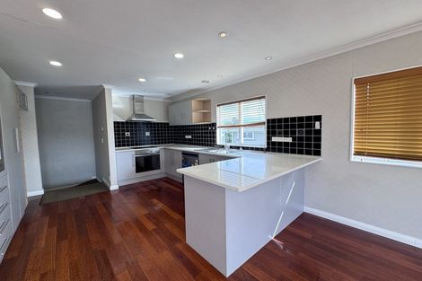 Photo of property in 286 East Coast Road, Forrest Hill, Auckland, 0620