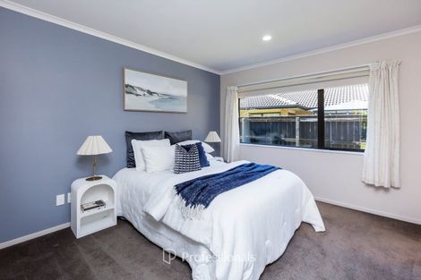 Photo of property in 17 Aragon Grove, Kingsley Heights, Upper Hutt, 5018