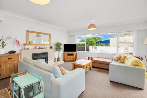 Photo of property in 1/52 Sunnynook Road, Sunnynook, Auckland, 0620