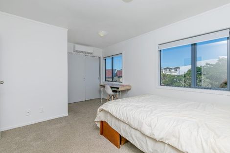 Photo of property in 3/5 John Jennings Drive, Oteha, Auckland, 0632