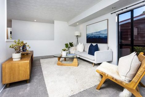 Photo of property in 2/17 Greenvalley Rise, Glenfield, Auckland, 0629