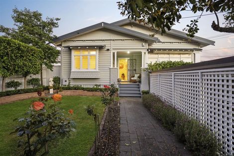 Photo of property in 1/8 Wernham Place, Northcote, Auckland, 0626