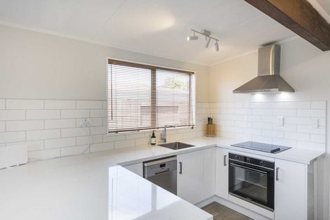 Photo of property in 2 Chatsworth Place, Highbury, Palmerston North, 4412