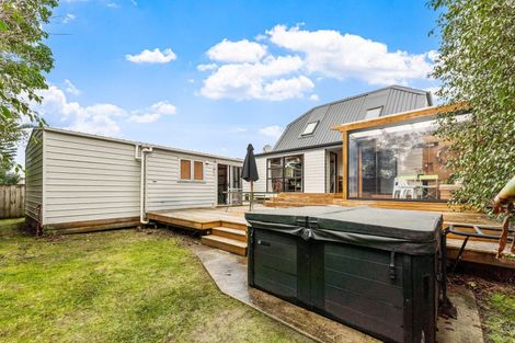Photo of property in 30 Holiday Road, Stanmore Bay, Whangaparaoa, 0932