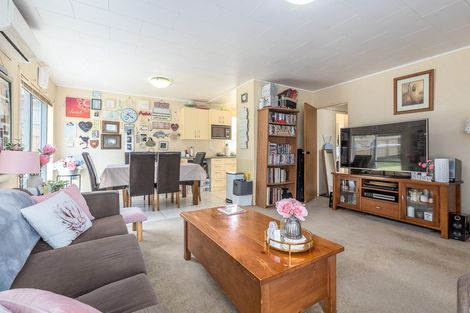 Photo of property in 36 Lavery Place, Sunnynook, Auckland, 0632