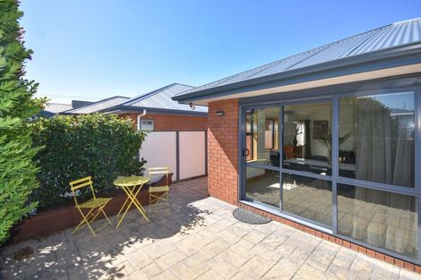 Photo of property in 33 Macandrew Road, South Dunedin, Dunedin, 9012