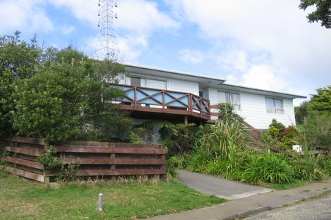 Photo of property in 7 Colchester Crescent, Newlands, Wellington, 6037