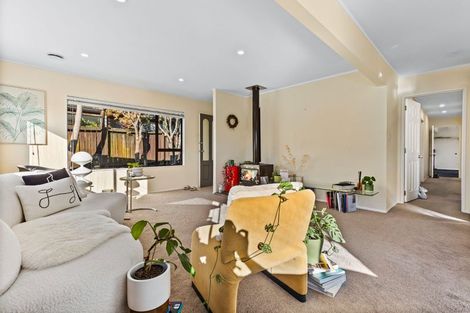 Photo of property in 2/16 Matisse Drive, West Harbour, Auckland, 0618