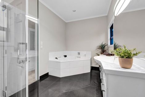 Photo of property in 92 Govett Avenue, Frankleigh Park, New Plymouth, 4310