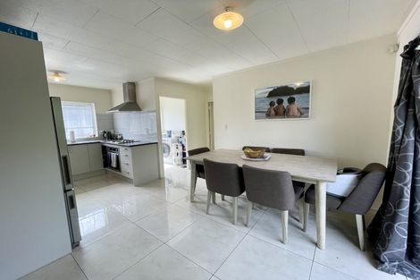 Photo of property in 2/15 Kirklow Place, Goodwood Heights, Auckland, 2105