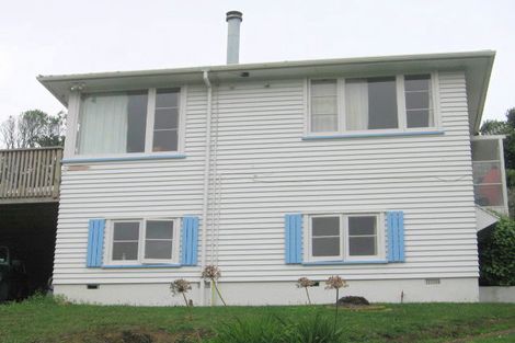 Photo of property in 1 Taylor Terrace, Tawa, Wellington, 5028
