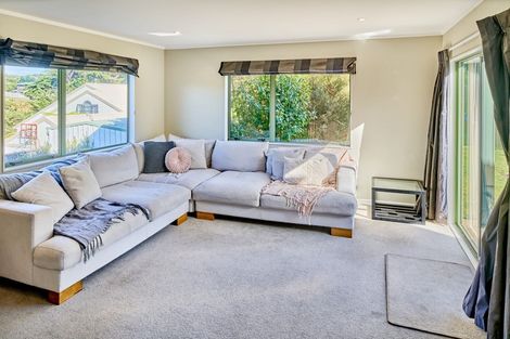 Photo of property in 28 Saunders Close, Whitby, Porirua, 5024