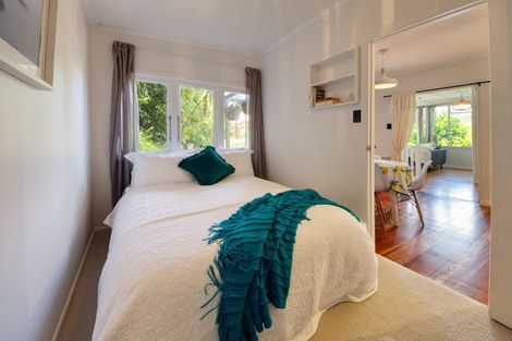 Photo of property in 16 Sylvan Glade, Piha, New Lynn, 0772