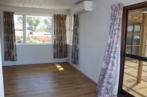 Photo of property in 10 Ingleby Place, Kelston, Auckland, 0602