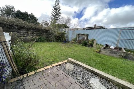 Photo of property in 1 Gaede Terrace, Sunnyvale, Auckland, 0612