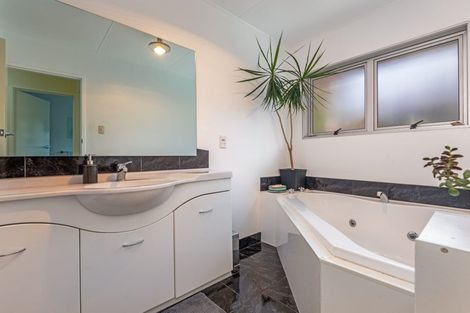 Photo of property in 16 Dalzien Place, Feilding, 4702